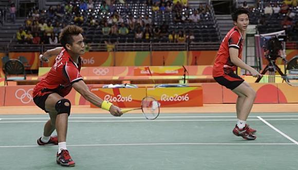 Pebulutangis ganda campuran Indonesia, Tontowi Ahmad dan Liliyana Natsir berusaha mengembalikan kok sata bertanding melawan pebulutangkis ganda campuran Cina, Zhang Nan dan Zhao Yunlei dalam Semi Final Bulu Tangkis Ganda Campuran dalam Olimpiade 2016 di Rio de Janeiro, Brasil, 15 Agustus 2016. AP Photo