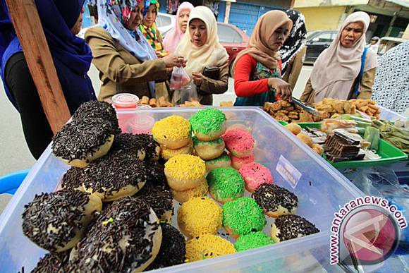 Petugas Kesehatan mengambil sampel makanan mengandung kandungan zat pewarna yang dijajakan para penjual makanan buka puasa di pasar penganan Ramadan Kota Lhokseumawe, Provinsi Aceh, Senin (20/6/2016). Dinas Kesehatan setempat melakukan pemantauan bahan pangan olahan dan takjil makanan berbuka puasa yang dicurigai mengunakan bahan terlarang seperti pewarna tesktil, boraks, formalin dan gula biang yang membahayakan kesehatan masyarakat pasca ditemukan pengunaan boraks pada mie yang dijual pedagang di kota itu. (ANTARA FOTO/Rahmad)