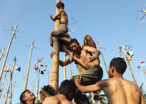 Panjat Pinang di Ancol