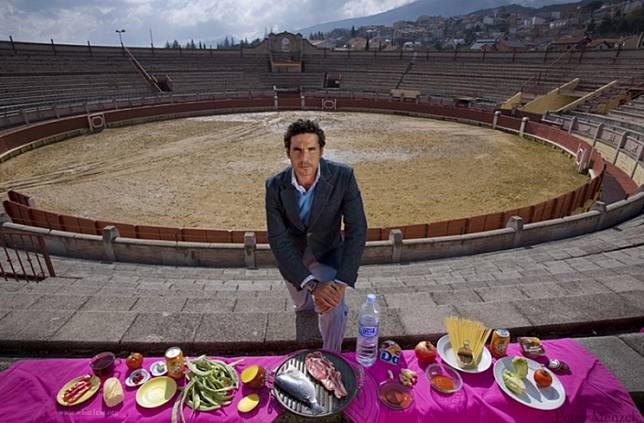 Dari Pesumo Hingga Matador, Fotografer Ini Mengabadikan Menu Makanan Dari Berbagai Profesi Di Dunia