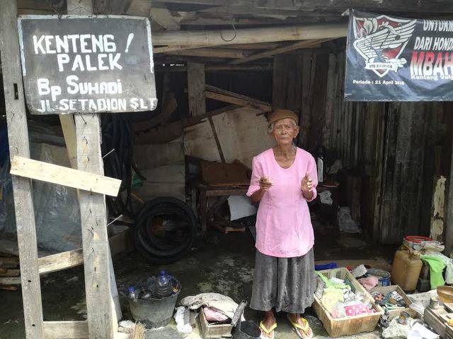 Mbah Darmi di gubug sekaligus bengkelnya di Semarang, Kamis (22/12). Foto oleh Fariz Fardianto/Rappler