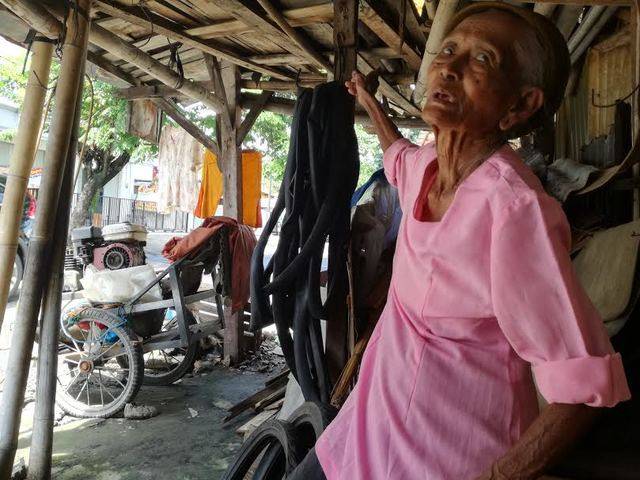 Mbah Darmi di gubug sekaligus bengkelnya di Semarang, Kamis (22/12). Foto oleh Fariz Fardianto/Rapplerd