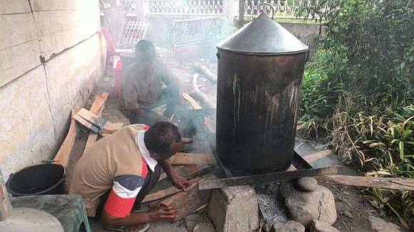 M Daud bersama relawan membantu memasak di pokso pengungsi di Desa Meunasah Raya, Kecamatan Meurah Dua, Pidie Jaya, Aceh, Kamis (15/12). Foto oleh Habil Razali/Rappler