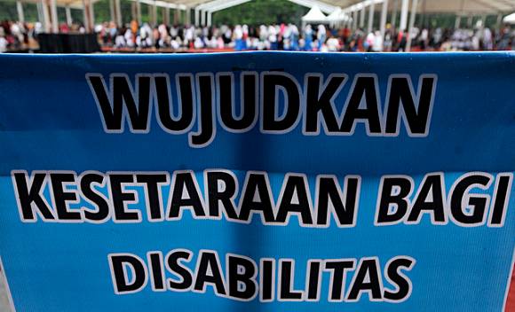 Sejumlah relawan memperingati Hari Disabilitas Internasional di Lapangan Karebosi Makassar, Sulawesi Selatan, pada 3 Desember 2016. Foto oleh Yusran Uccang/Antara