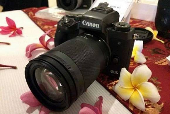 Kamera mirorless Canon EOS M5 resmi masuk pasar Indonesia setelah diluncurkan di Hotel Ombak Sunset, Pulau Gili Trawangan, Kabupaten Lombok Utara, Kamis, 1 Desember 2016. TEMPO/Amri Mahbub