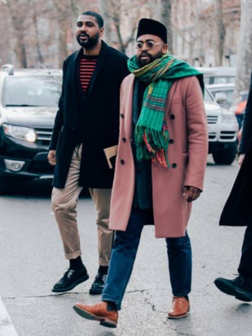 Pakai 'Sarung dan Peci' Pria Ini Masuk Street Style Terbaik di Milan