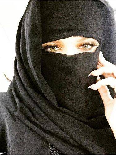 Selain Lindsay Lohan, Ini 8 Seleb Hollywood Lain yang Cantik Berkerudung