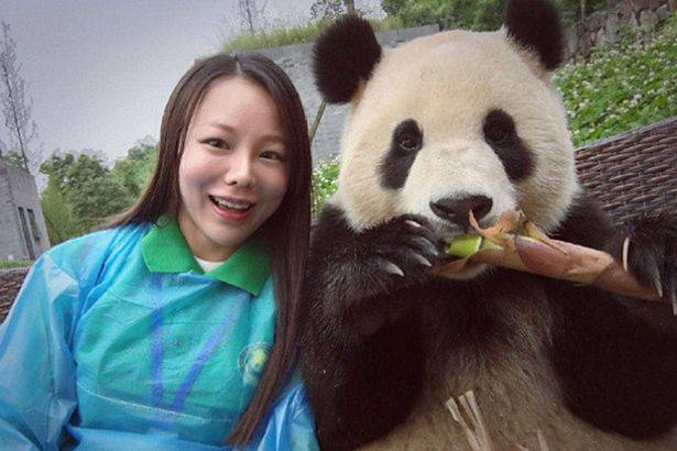 Aduh Imutnya.. Foto Panda Selfie Bareng Turis Jadi Viral di China