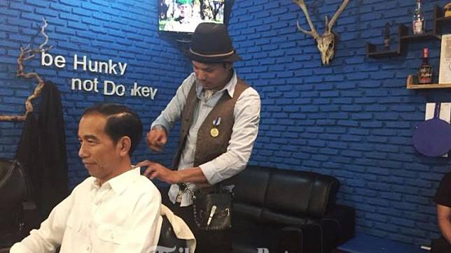 Repotnya Tukang Cukur Ini Tahu Presiden Jokowi Mau Pangkas Rambut