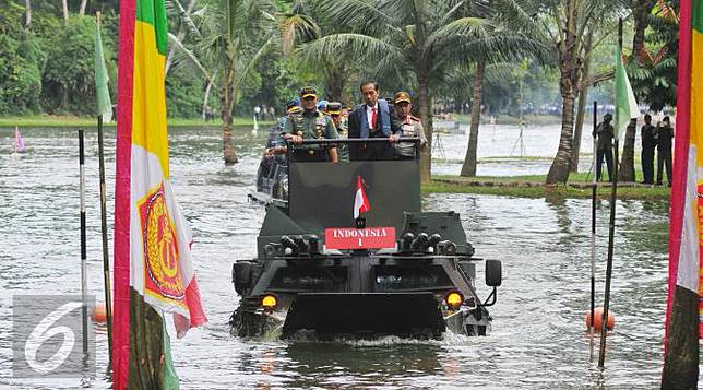 Cerita Jokowi Deg-degan Naik Panser Anoa