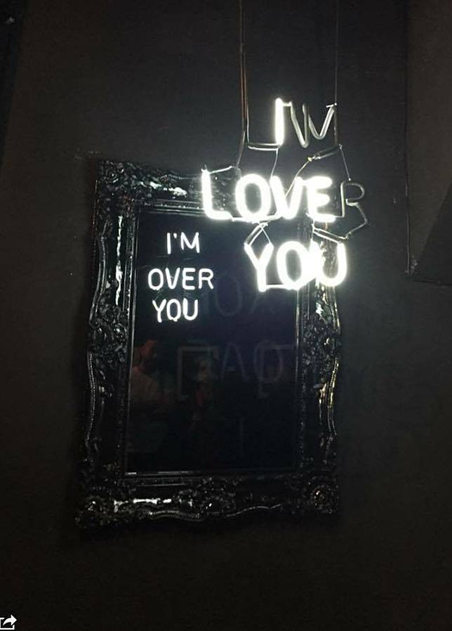 Keren Banget! Seniman Ini Bikin Karya Dua Makna Dengan Cermin, I Love You Bisa Berarti I'm Over You!
