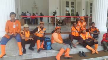 "Giliran Gaji Pasukan Oranye Jadi Rp 4 Juta, Kami Dibuang..."