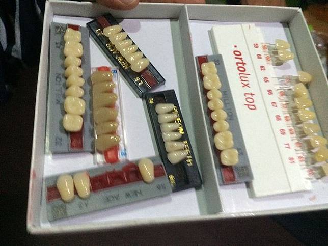 Gigi palsu 2017 Merdeka.com/intan umbari