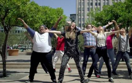 Sara menantang fans nya untuk berani menari depan publik