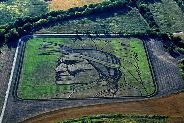 Dahsyat! Seniman Ini Bikin ‘Crop Circle’ Berukuran Raksasa Yang Super Keren