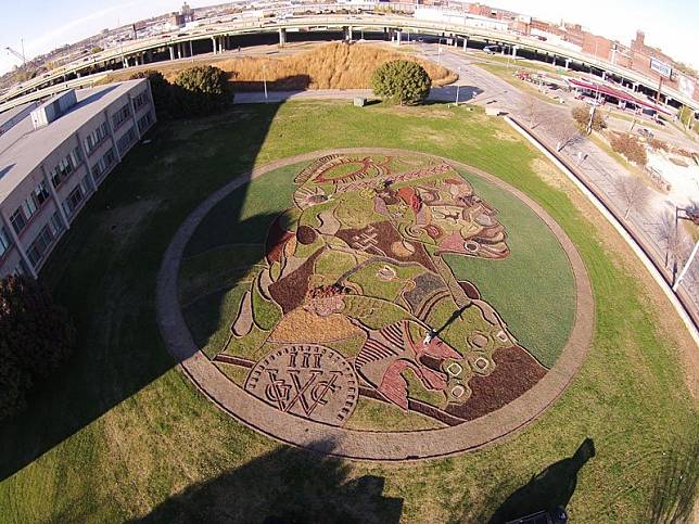 Dahsyat! Seniman Ini Bikin ‘Crop Circle’ Berukuran Raksasa Yang Super Keren