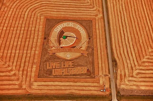 Dahsyat! Seniman Ini Bikin ‘Crop Circle’ Berukuran Raksasa Yang Super Keren