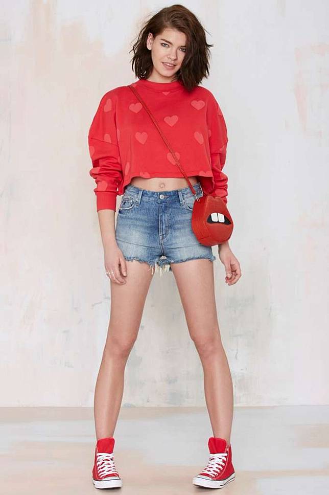 Berani Tampil Stylish dengan Cropped Sweatshirt, Yuk!