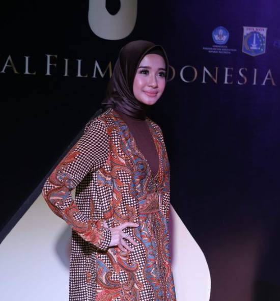 Hijab dan Pesona Laudya Cynthia Bella yang Lovable