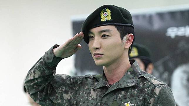 Personel Boyband K-pop Super Junior, Leeteuk saat mengikuti wajib militer. FOTO/Allkpop