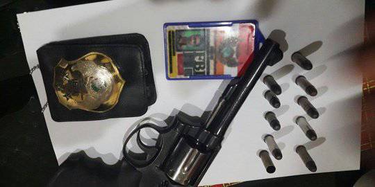 senjata milik pria beridentitas fbi. ©2017 Merdeka.com/mitra ramadhan