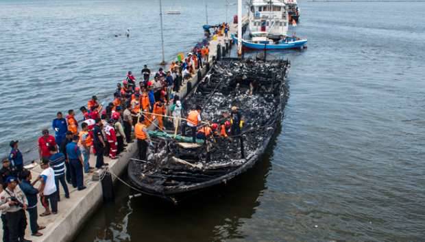 Petugas gabungan mengevakuasi korban yang terbakar di dalam kapal motor Zahro Express di dermaga Muara Angke, Jakarta, 1 Januari 2017. ANTARA/M Agung Rajasa