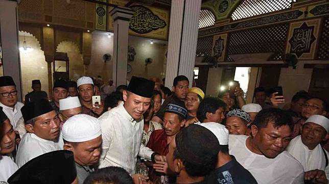 Agus Yudhoyono Salat di Masjid Luar Batang. (Antara)