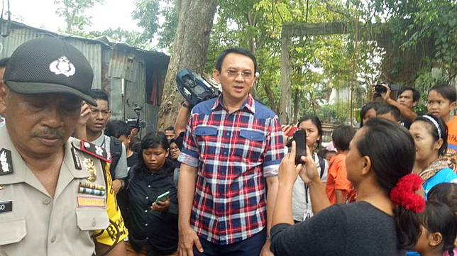 Ahok saat blusukan ke kawasan di Jalan Ketapang, RT 07, RW 2, Kelurahan Jati Padang, Kecamatan Pasar Minggu, Jakarta Selatan, Jumat (30/12/2016) [suara.com/Bowo]