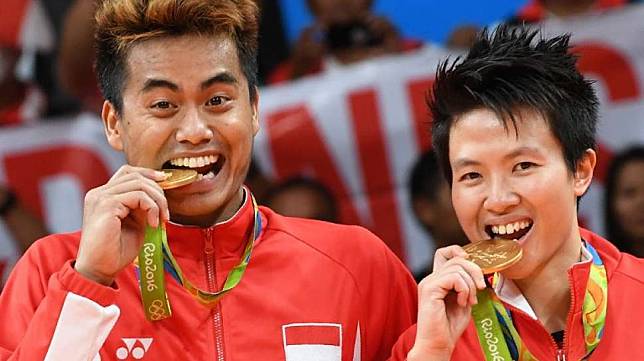 Reaksi ganda campuran Indonesia Tontowi Ahmad dan Liliyana Natsir usai mengalahkan pasangan Malaysia di final Olimpiade Rio [AFP]