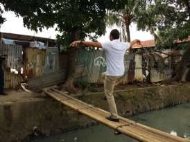 KAHFI - Aksi Sandiaga Berdiri dengan Satu Kaki di Atas Jembatan Bambu