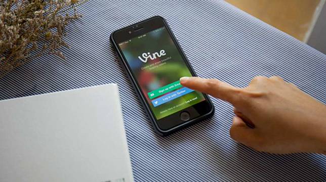 Aplikasi Vine di sebuah telepon seluler (Shutterstock).