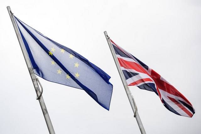 BENDERA. Bendera Uni Eropa dan Britania Raya berkipar di depan kantor walikota di pusat London. Foto oleh Leon Neal/AFP