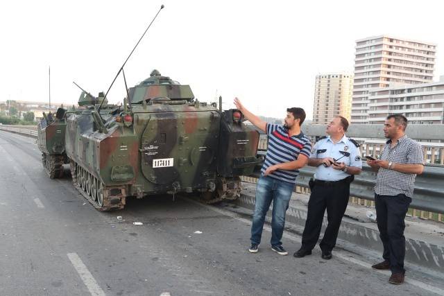 KUDETA MILITER. Tank-tank milik militer Turki tetap berjaga di sebuah jalan di Istanbul, Turki pada Sabtu, 16 Juli. Foto oleh Tolga Bozoglu/EPA