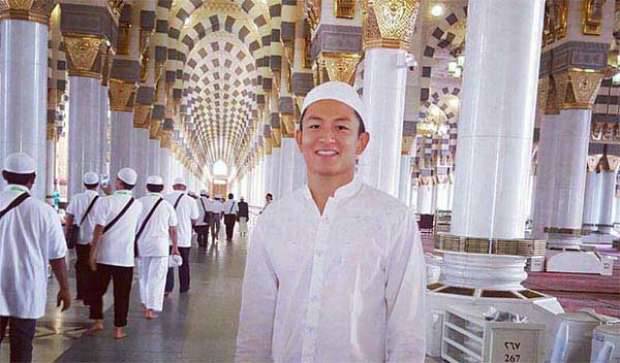 Pembalap Formula 1 Rio Haryanto melaksanakan ibadah umrah akhir tahun, 27 Desember 2016. (Dok. Pribadi)