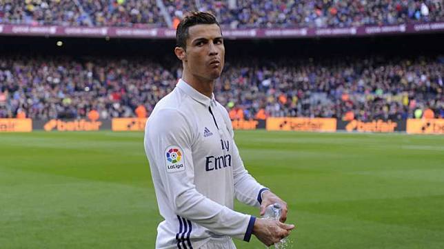 Striker Real Madrid asal Portugal, Cristiano Ronaldo, saat bersiap menjalani laga El Clasico melawan tuan rumah Barceloan di Camp Nou, Sabtu (3/12/2016) [AFP/Josep Lago]