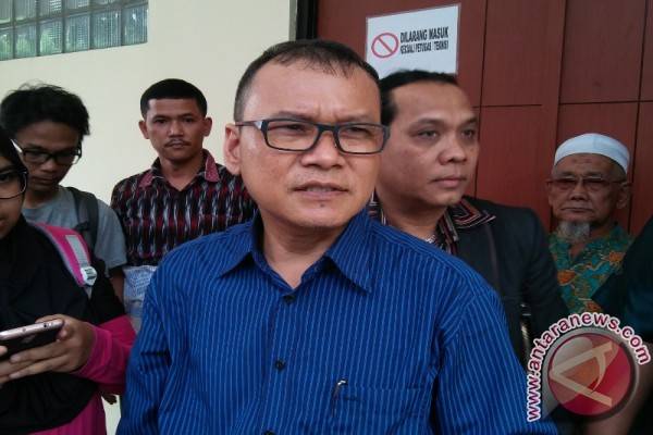 Chris Butarbutar, kerabat satu marga pelaku perampokan di Pulomas yang akhirnya tewas saat ditemui di RS Polri, Kramat Jati, Jakarta, Jumat (30/12). (ANTARA News/ Lia Wanadriani Santosa)