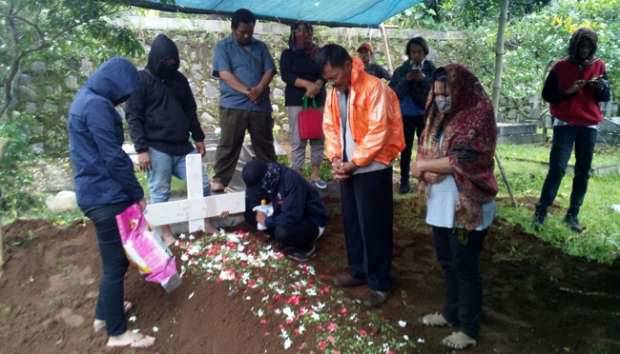 Jasad Ramlan Butarbutar dikebumikan di TPU Kalimulya 3 Kelurahan Kalimulya, Kecmatan Cilodong, 30 Desember 2016. TEMPO/Imam Hamdi