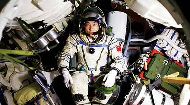 15-10-2003: China Kirimkan Astronot ke Luar Angkasa