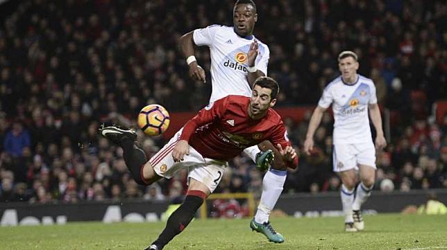 Pemain MU Henrikh Mkhitaryan menjebol gawang Sunderland lewat tendangan backheel [AFP]