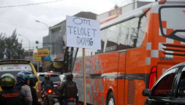 Poster om telolet om saat bus melewati Pasar Panorama Lembang, Kabupaten Bandung Barat, 25 Desember 2016. Anak-anak ini menunggu lewatnya bus pariwisata di kawasan wisata Lembang. TEMPO/Prima Mulia