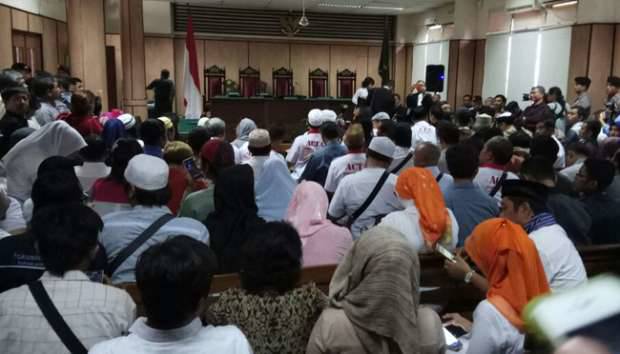 Ruang sidang Koesumah Atmadja, di Pengadilan Negeri Jakarta Utara, Jalan Gajah Mada Nomor 17, Jakarta Pusat, dipenuhi pengunjung yang hendak menyaksikan sidang perkara penodaan agama atas Basuki Tjahaja Purnama atau Ahok, 27 Desember 2016. TEMPO/Friski Riana