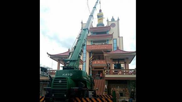 Patung Buddha Amithaba Vihara Tri Ratna di Kota Tanjung Balai Sumatera Utara telah diturunkan. Pernyataan seorang bante menyentuh hati, Jumat (28/10/2016). (FACEBOOK)