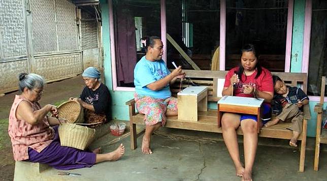 Ribuan wanita Purbalingga memproduksi bulu mata standar internasional (Liputan6.com / Aris Andrianto)