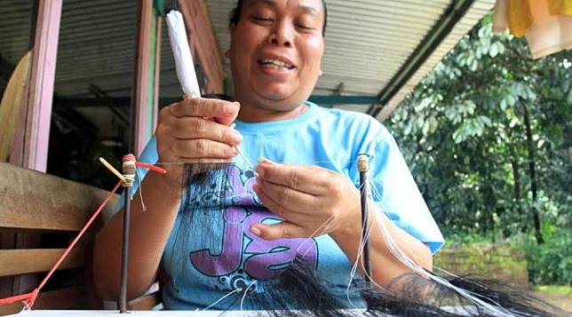 Ribuan wanita Purbalingga memproduksi bulu mata standar internasional (Liputan6.com / Aris Andrianto)