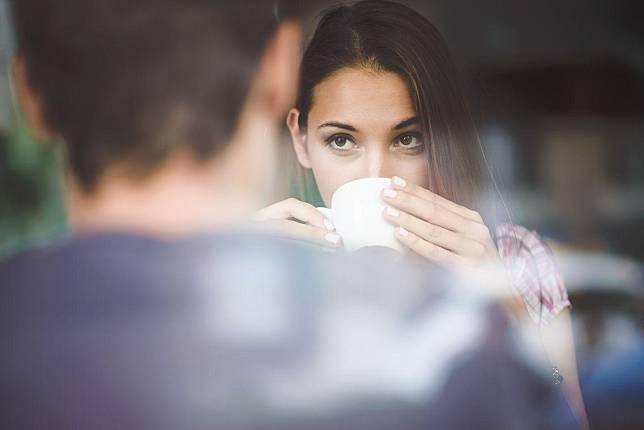 Naksir Sama Cewek Introvert Terus Takut Ditolak? Simak Nih, Tanda-tanda Kalo Dia Juga Suka Kamu!