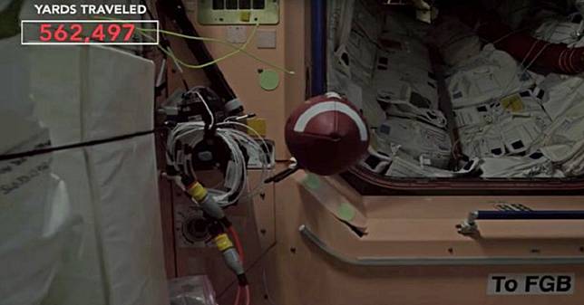 Cetak Sejarah, Astronot AS Lempar Bola Rugbi di Luar Angkasa