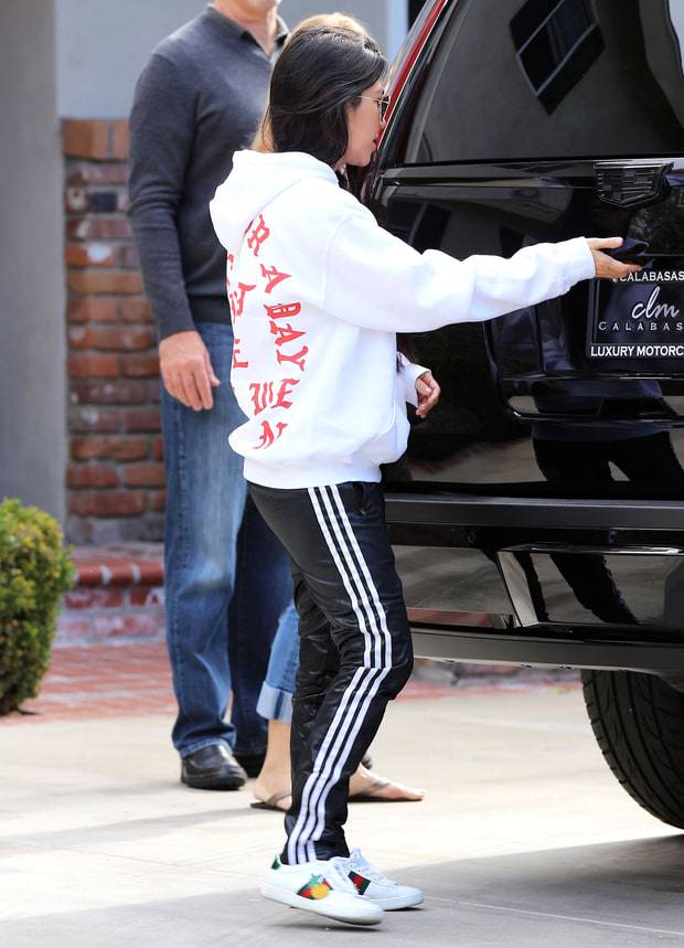 Gaya Taylor Swift Sampai Syahrini Pakai Sneakers Gucci Rp 7 Juta