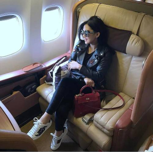 Gaya Taylor Swift Sampai Syahrini Pakai Sneakers Gucci Rp 7 Juta