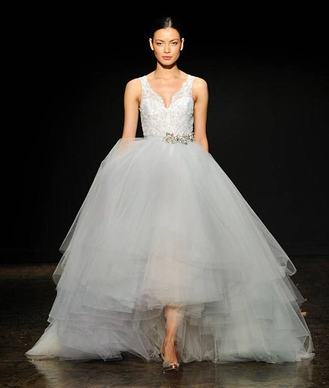 12 Ide Gaun Pernikahan Unik & Cantik yang Bikin Kamu Pengen Cepat Nikah!