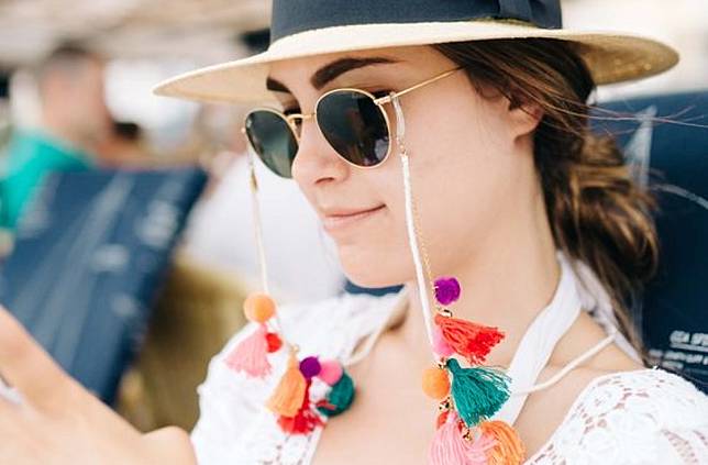 Wajib Dicoba! Tren Sunglasses Strap yang Bikin Penampilan Tambah Kece